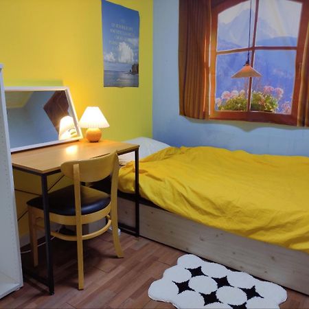24 Guesthouse Sinchon Avenue Seoul Bagian luar foto