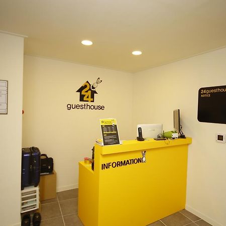 24 Guesthouse Sinchon Avenue Seoul Bagian luar foto