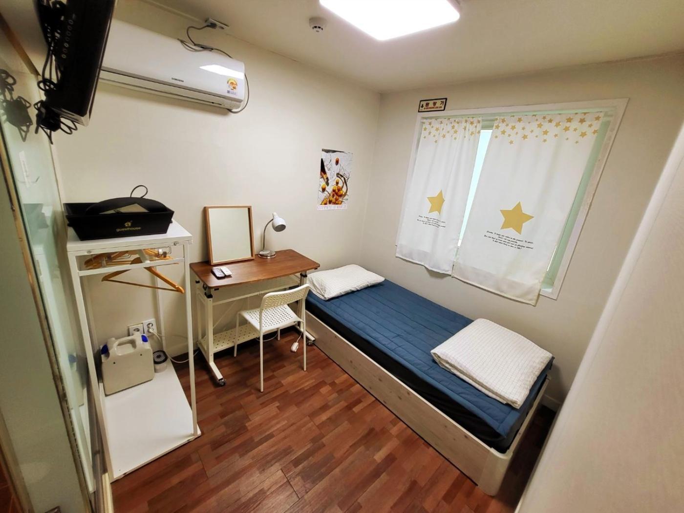 24 Guesthouse Sinchon Avenue Seoul Bagian luar foto