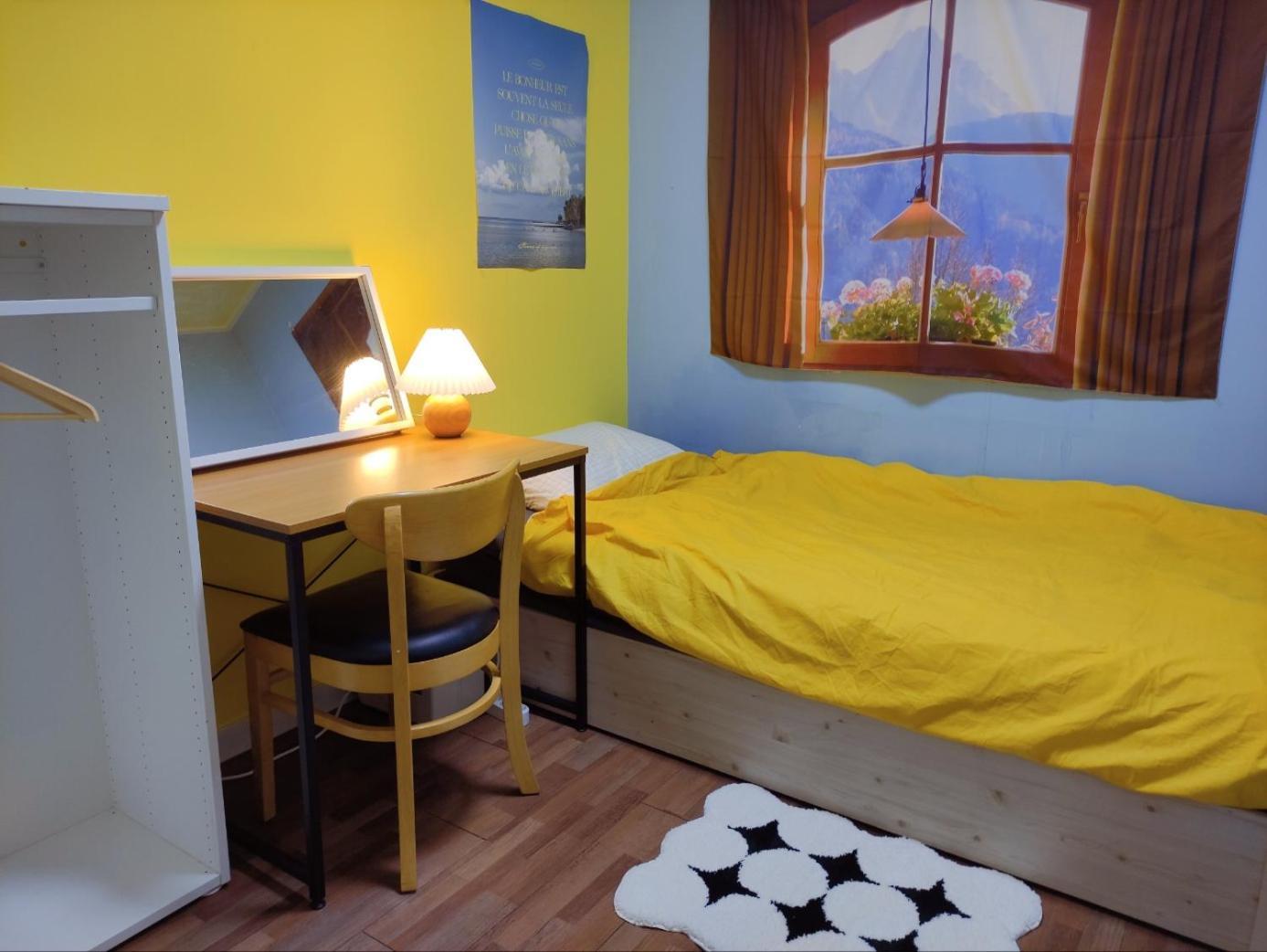 24 Guesthouse Sinchon Avenue Seoul Bagian luar foto
