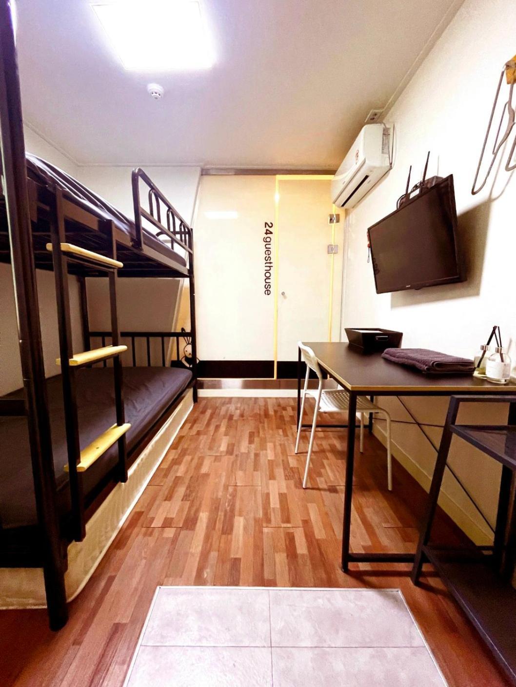 24 Guesthouse Sinchon Avenue Seoul Bagian luar foto