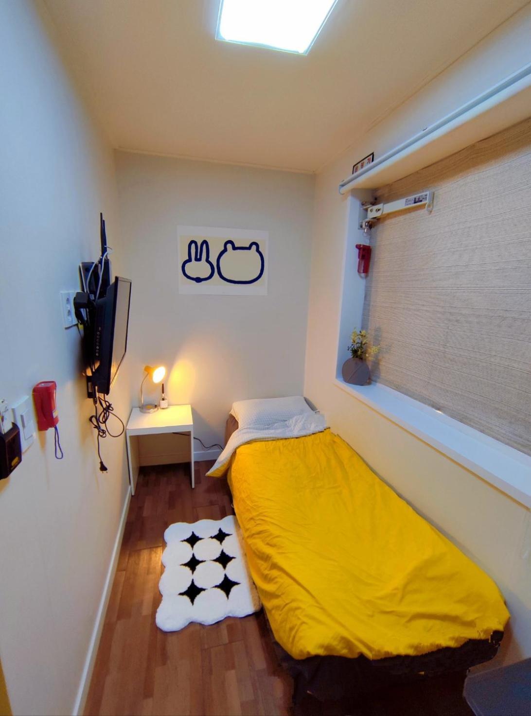 24 Guesthouse Sinchon Avenue Seoul Bagian luar foto