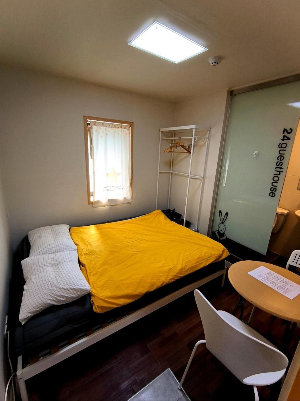 24 Guesthouse Sinchon Avenue Seoul Bagian luar foto