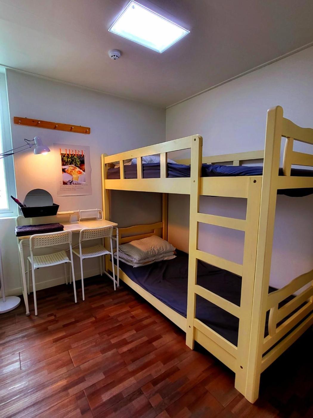 24 Guesthouse Sinchon Avenue Seoul Bagian luar foto