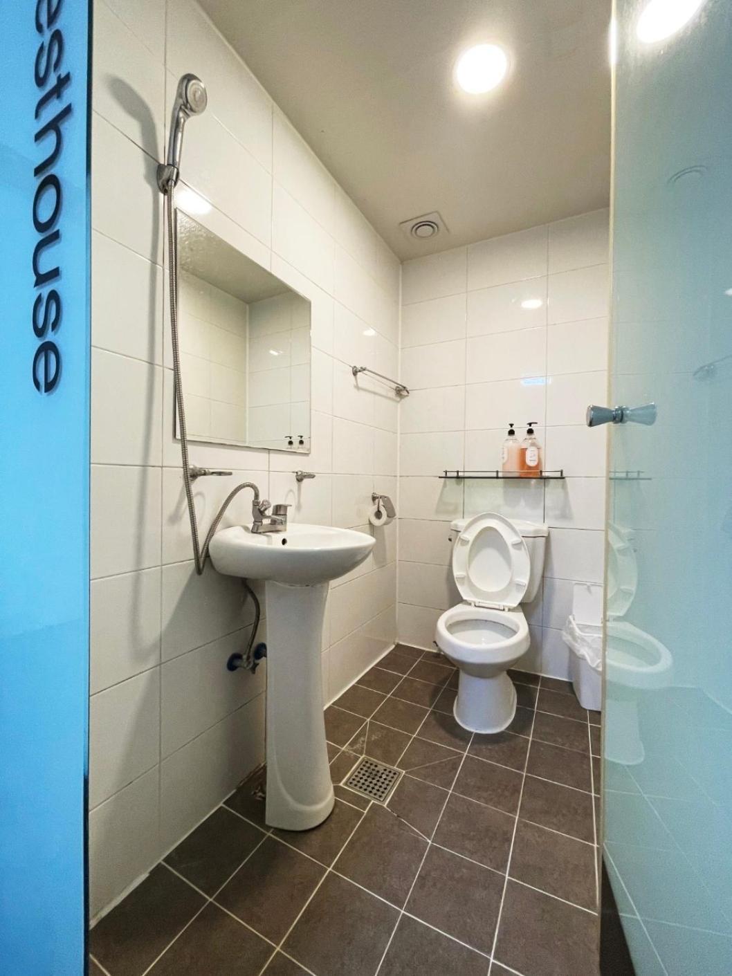 24 Guesthouse Sinchon Avenue Seoul Bagian luar foto