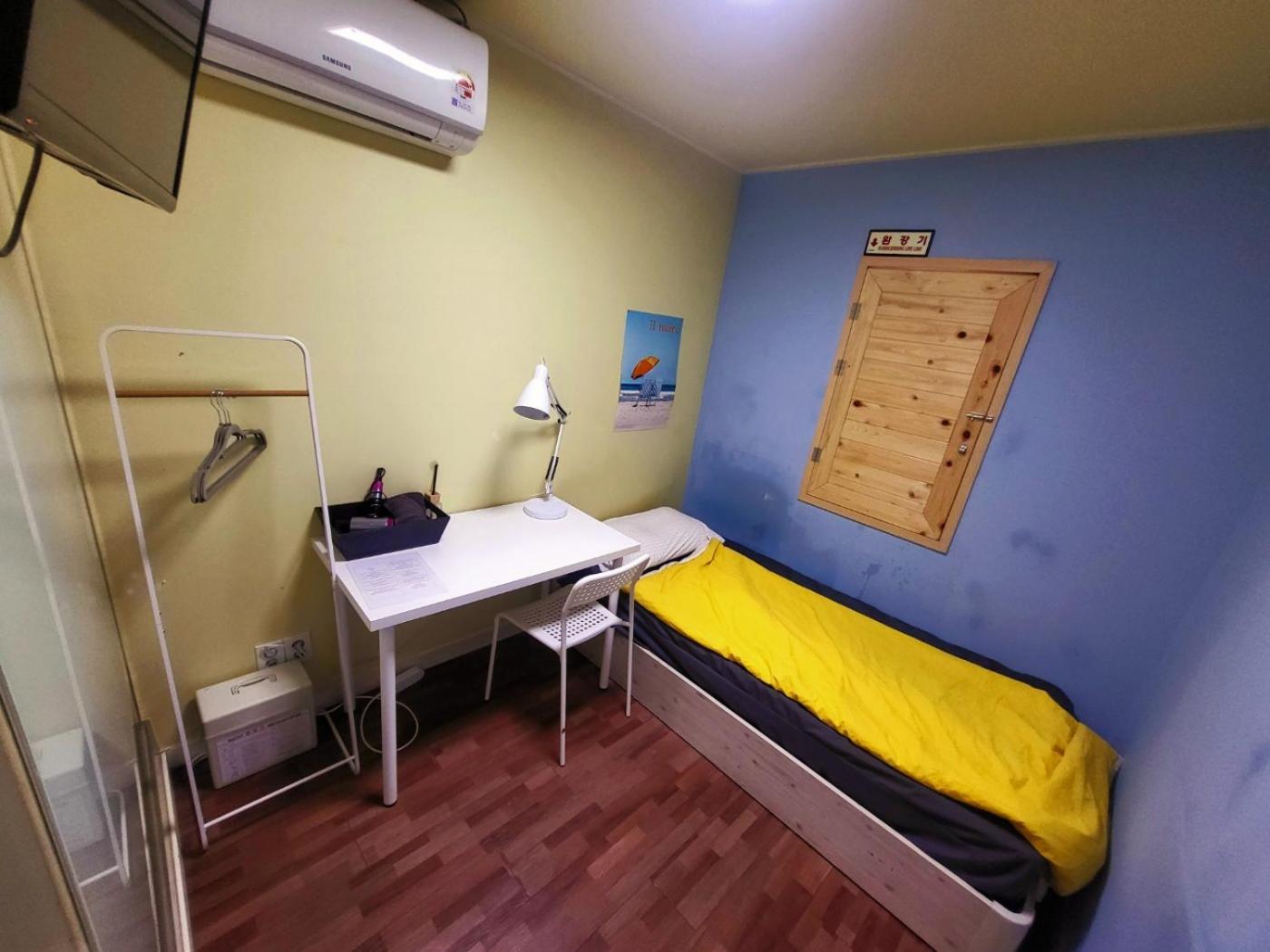 24 Guesthouse Sinchon Avenue Seoul Bagian luar foto