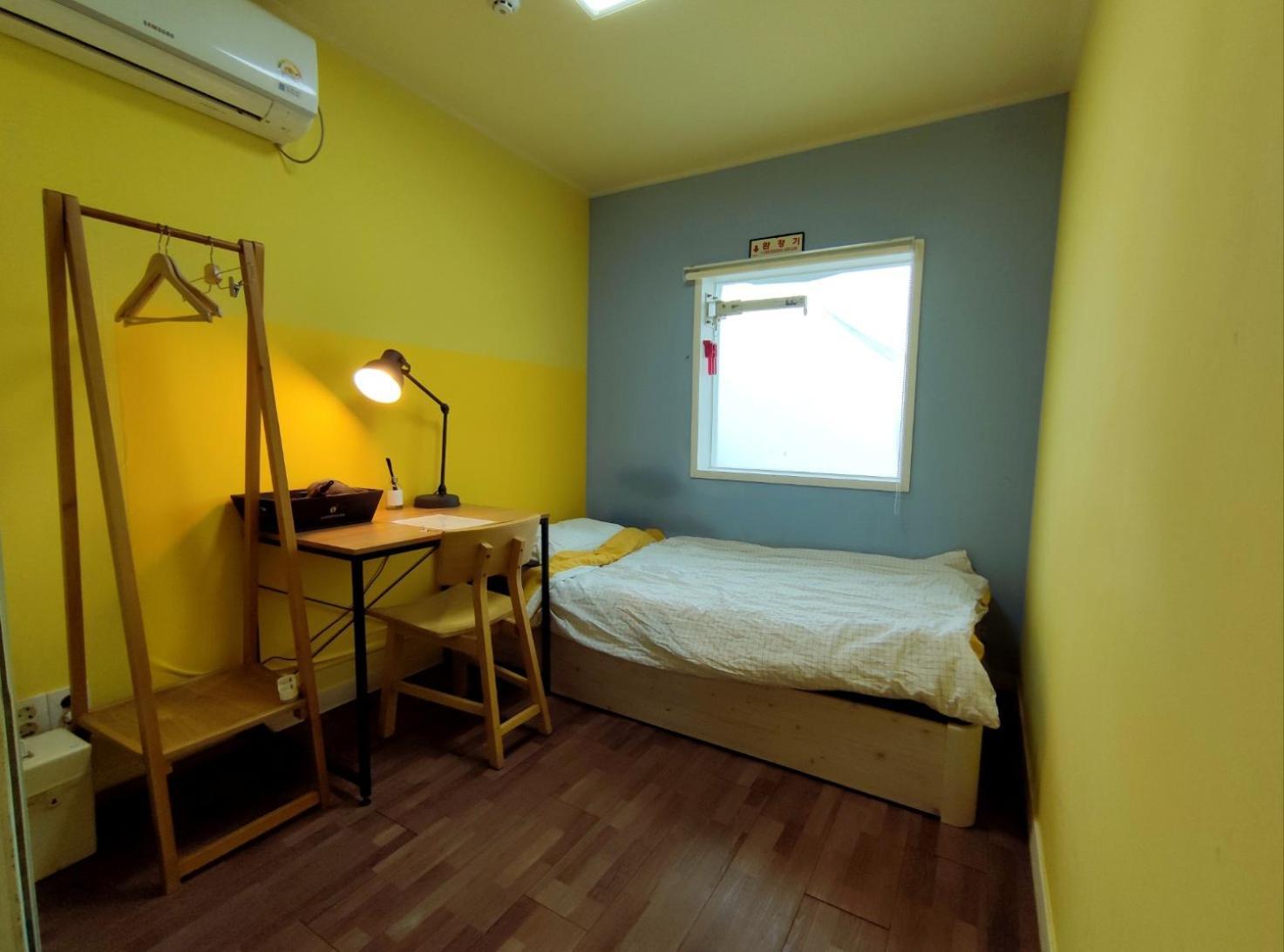 24 Guesthouse Sinchon Avenue Seoul Bagian luar foto
