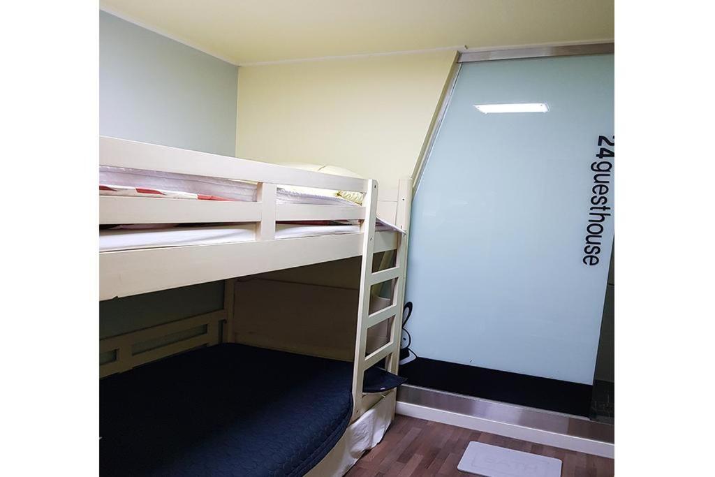 24 Guesthouse Sinchon Avenue Seoul Bagian luar foto