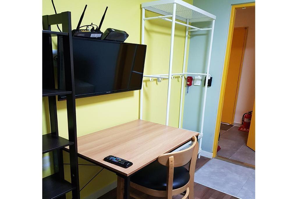 24 Guesthouse Sinchon Avenue Seoul Bagian luar foto
