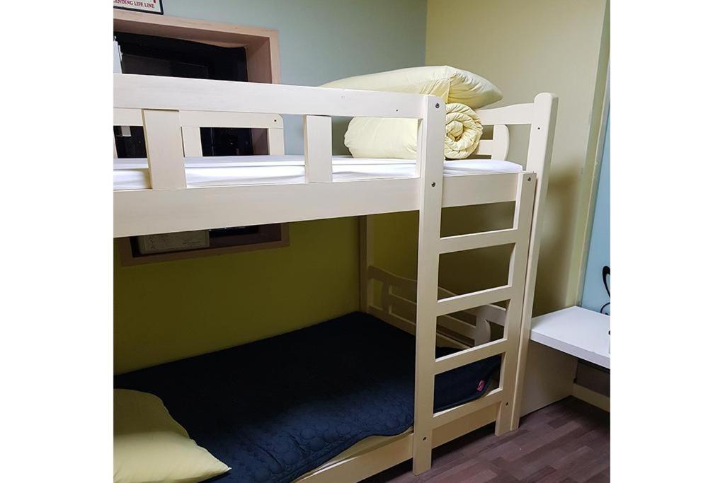 24 Guesthouse Sinchon Avenue Seoul Bagian luar foto