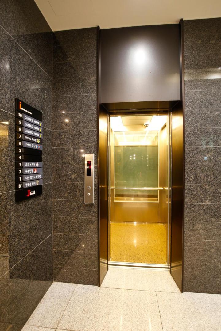 24 Guesthouse Sinchon Avenue Seoul Bagian luar foto