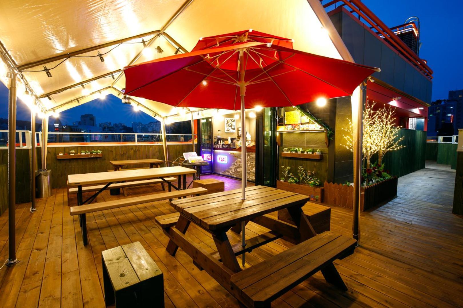 24 Guesthouse Sinchon Avenue Seoul Bagian luar foto