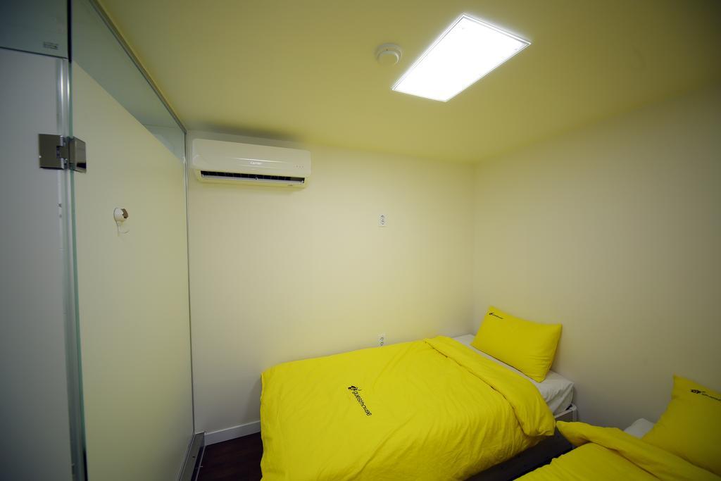 24 Guesthouse Sinchon Avenue Seoul Bagian luar foto