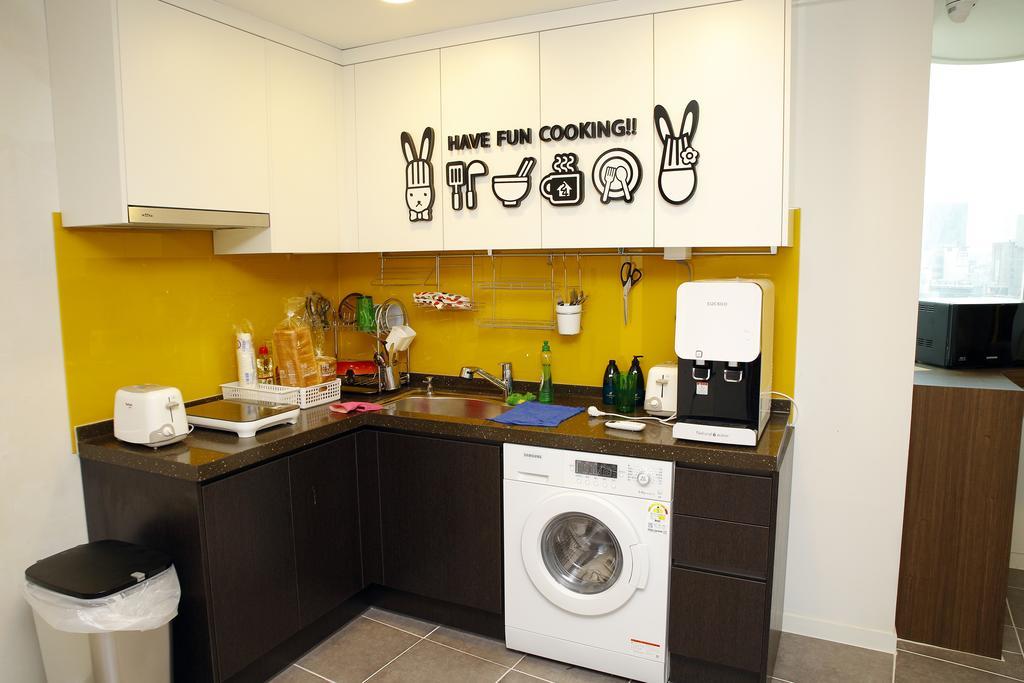 24 Guesthouse Sinchon Avenue Seoul Bagian luar foto