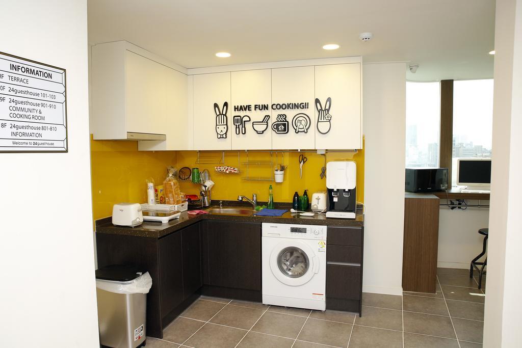 24 Guesthouse Sinchon Avenue Seoul Bagian luar foto