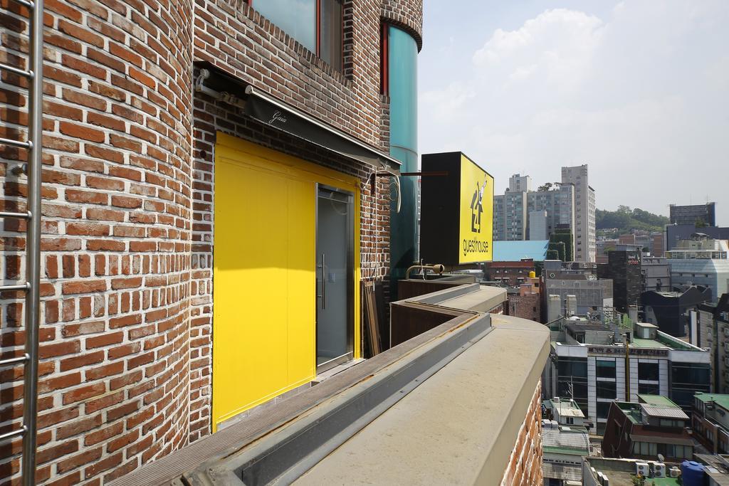 24 Guesthouse Sinchon Avenue Seoul Bagian luar foto