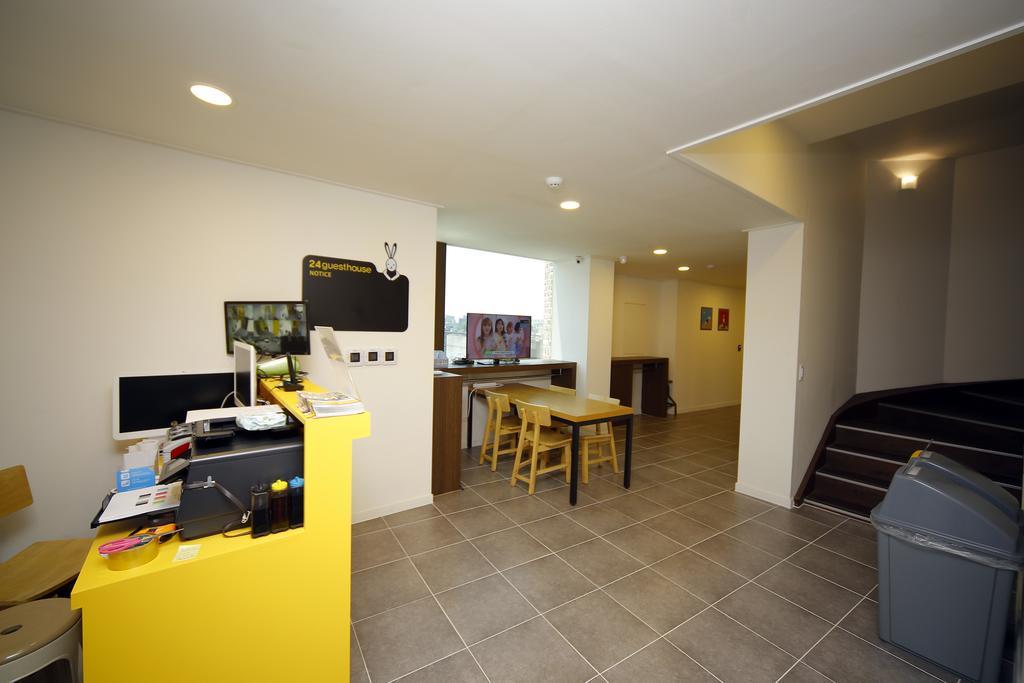 24 Guesthouse Sinchon Avenue Seoul Bagian luar foto