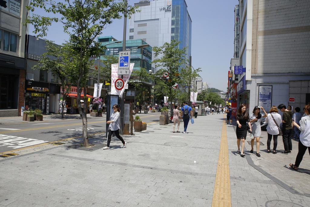 24 Guesthouse Sinchon Avenue Seoul Bagian luar foto