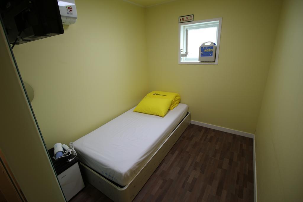 24 Guesthouse Sinchon Avenue Seoul Bagian luar foto