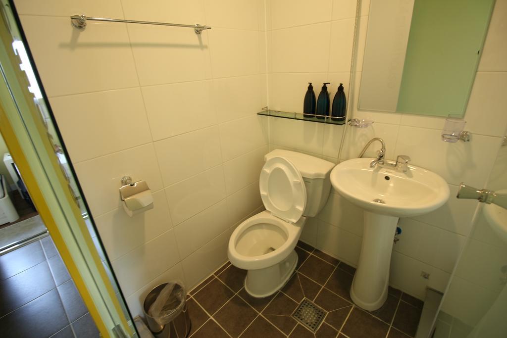 24 Guesthouse Sinchon Avenue Seoul Bagian luar foto